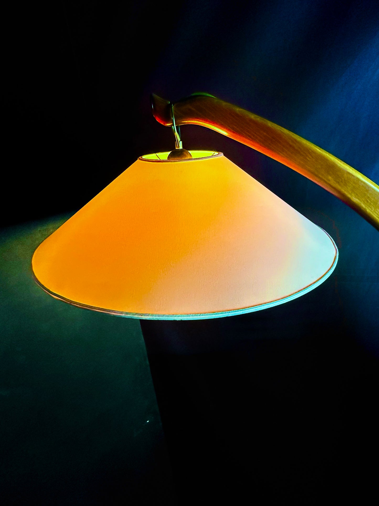 LAMPADA AD ARCO IN LEGNO 1