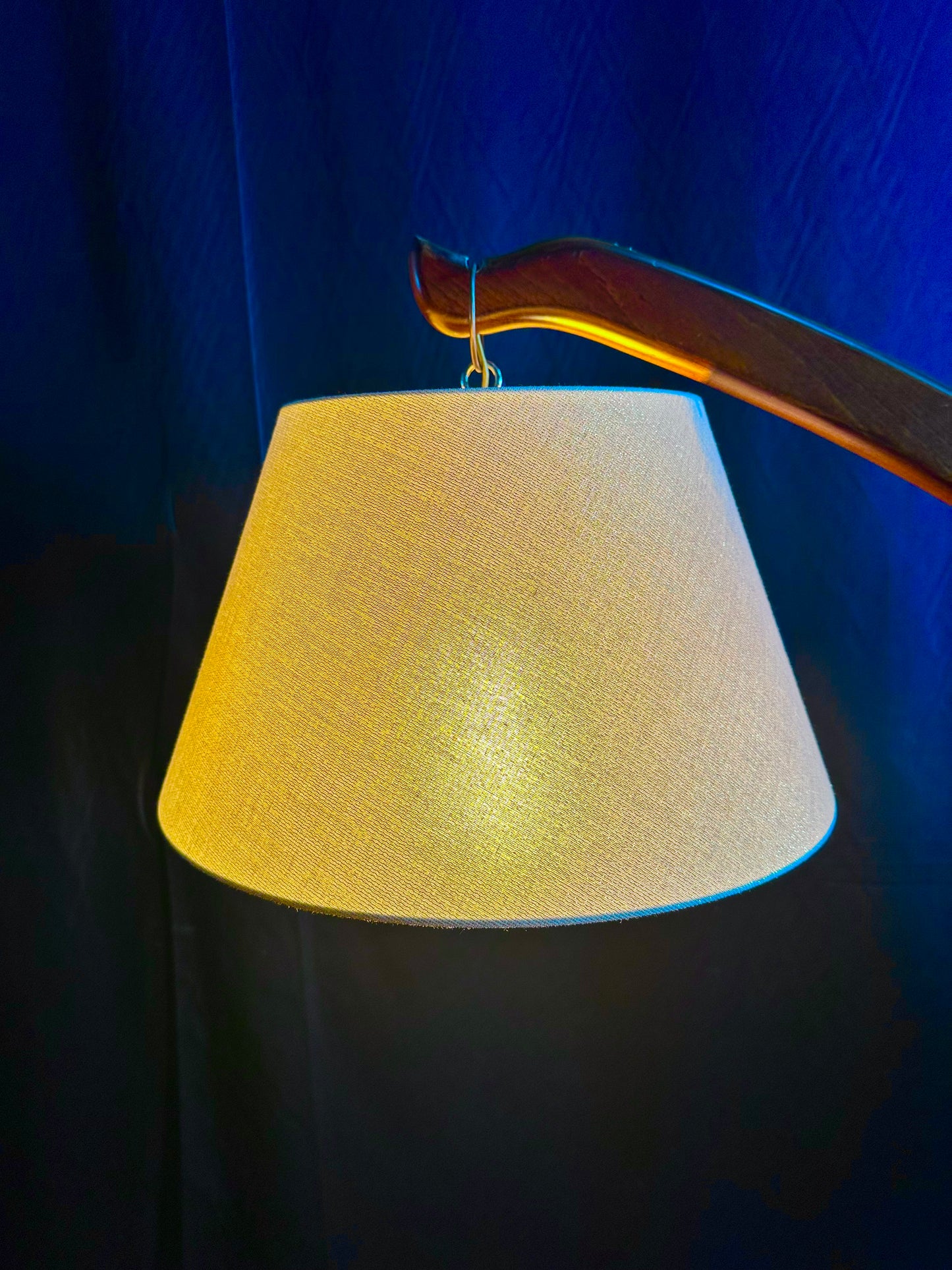 LAMPADA AD ARCO IN LEGNO 2